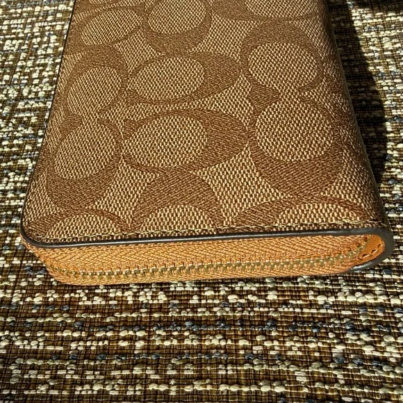 Coach x Peanuts Snoopy Patches Zip Around Accordion Wallet Wristlet - Picture 6 of 16